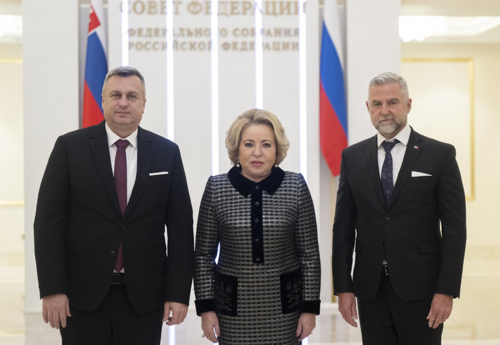 Predsedníčka ruskej Rady federácie Valentina Ivanovna Matvijenková, podpredseda Národnej rady Andrej Danko a podpredseda Národnej rady Tibor Gašpar počas prijatia na oficiálnej návšteve Ruskej federácie. FOTO: TASR