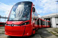 Po tom, ako vlani v decembri, po viac ako troch rokoch od začiatku výstavby radiály v úseku Jungmannova - Janíkov dvor, prešla po trati prvá skúšobná električka, majú nasledovať dokončovacie práce na nástupiskách a priľahlých objektoch i povoľovacie procesy. FOTO: TASR/Pavol Zachar