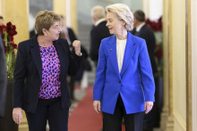 Švajčiarska prezidentka Viola Amherdová (vľavo) a predsedníčka Európskej komisie Ursula von der Leyenová. FOTO: TASR/AP