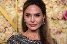 Pomáhaniu sa nevyhýba ani Angelina Jolie.