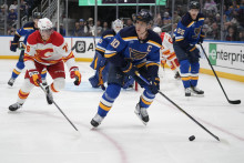 AZ2 St. Louis - Na snímke slovenský hokejový útočník Martin Pospíšil (76) a hráč St. Louis Blues Brayden Schenn (10) v zápase hokejovej NHL Calgary Flames - St. Louis Blues v St. Louis 14. januára 2025. FOTO TASR/AP


St. Louis Blues‘ Brayden Schenn (10) looks to pass as Calgary Flames‘ Martin Pospisil (76) defends during the first period of an NHL hockey game Tuesday, Jan. 14, 2025, in St. Louis. (AP Photo/Jeff Roberson) FOTO: Jeff Roberson