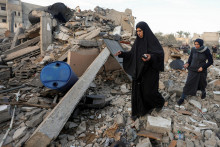 Palestínčania kontrolujú miesto izraelského útoku na dom v Deir Al-Balah v centrálnom Pásme Gazy. FOTO: Reuters