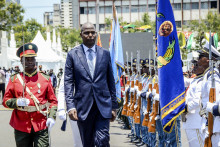 Nový mozambický prezident Daniel Chapo počas prehliadky čestnej stráže v rámci svojej inaugurácie v Mapute. FOTO: TASR/AP