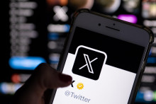 Na archívnej snímke displej mobilného telefónu, ktorý zobrazuje sociálnu sieť X. FOTO: TASR/DPA