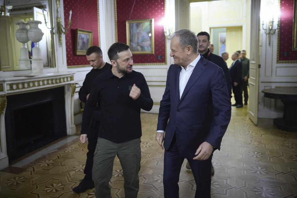 Ukrajinsk&yacute; prezident Volodymyr Zelenskyj (vľavo) a poľsk&yacute; premi&eacute;r Donald Tusk. FOTO: TASR/AP