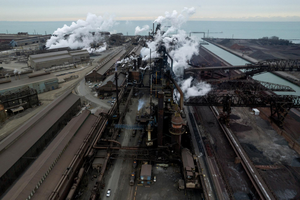 Na snímke závod U. S. Steel v americkej Indiane. FOTO: Reuters