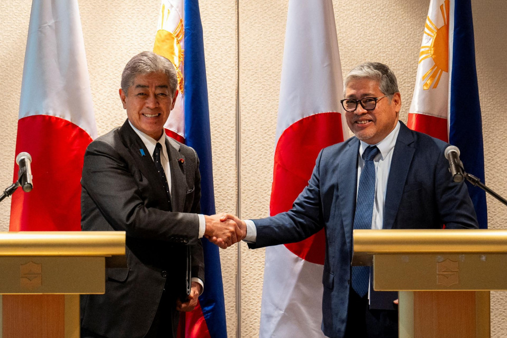 Japonský minister zahraničných vecí Takeši Iwaja a filipínsky minister zahraničných vecí Enrique Manalo. FOTO: Reuters