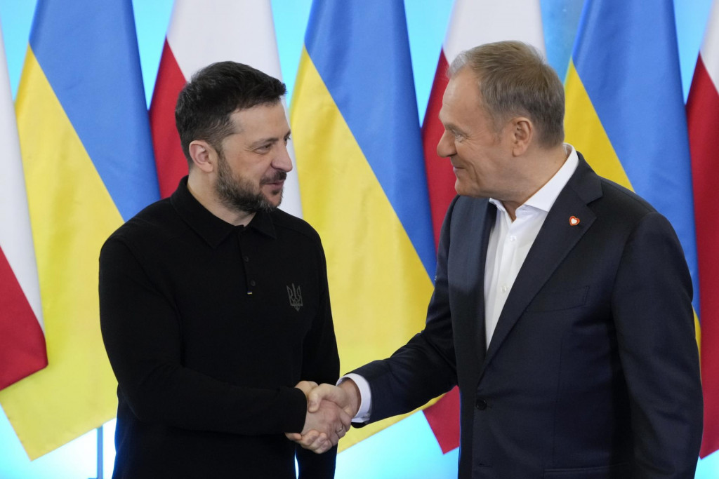 Ukrajinský prezident Volodymyr Zelenskyj (vľavo) si podáva ruku s poľským premiérom Donaldom Tuskom. FOTO: TASR/AP