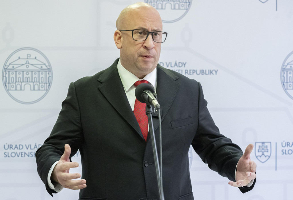 Minister dopravy Jozef Ráž na rokovaní vlády presadil rozšírenie zoznamu strategických investícií o ďalší projekt. FOTO: TASR/Martin Baumann