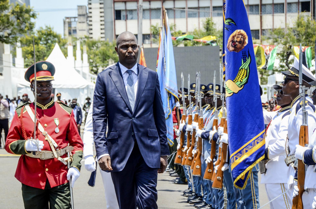 Nový mozambický prezident Daniel Chapo počas prehliadky čestnej stráže v rámci svojej inaugurácie v Mapute. FOTO: TASR/AP