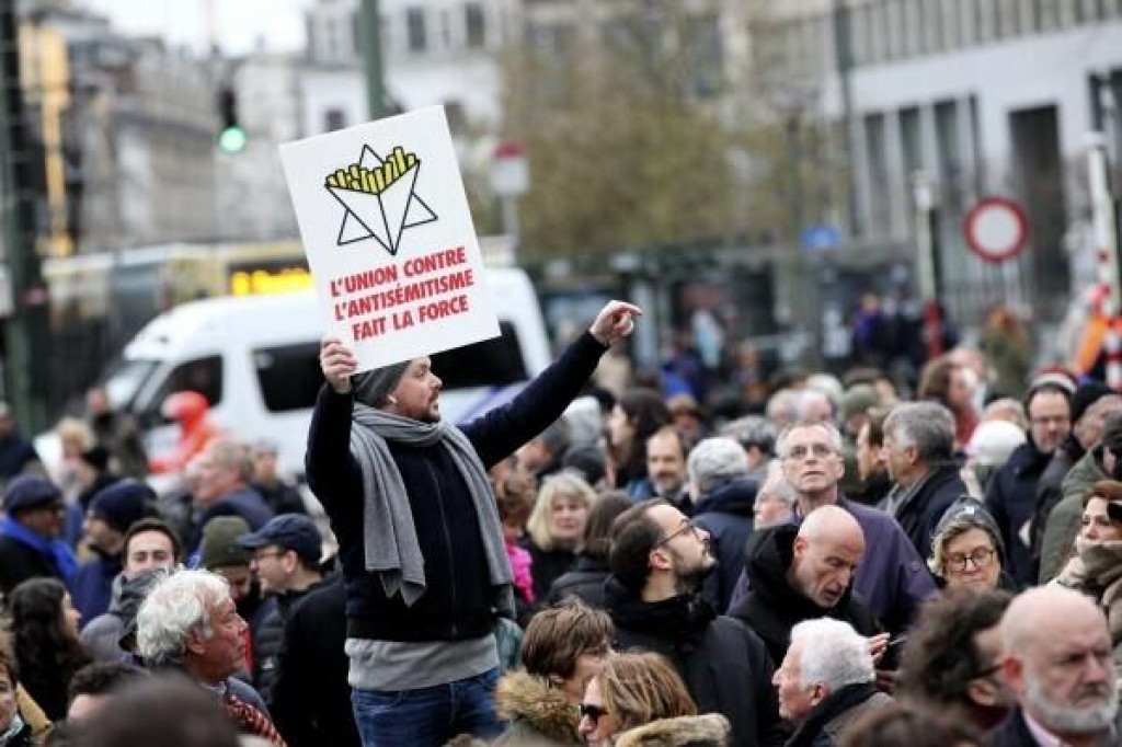 Demonštrant na proteste proti antisemitizmu v Bruseli drží ceduľu s nápisom „Únia proti antisemitizmu je sila”. FOTO: TASR/AP