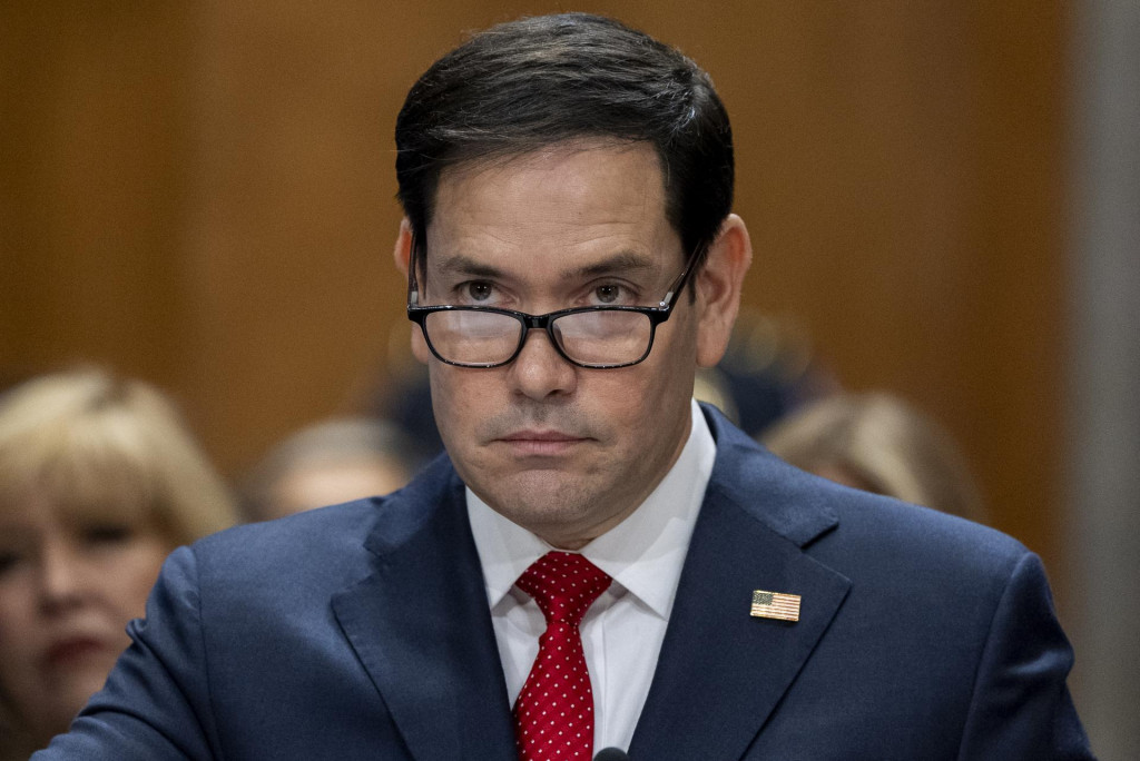 Marco Rubio, navrhovaný nominant novozvoleného prezidenta Donalda Trumpa na post ministra zahraničných vecí, počúva na vypočutí v americkom Senáte vo Washingtone. FOTO: TASR/AP