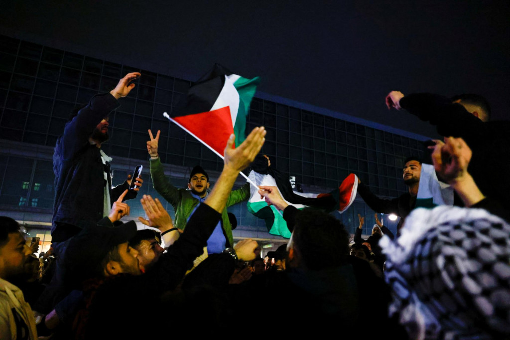 Priaznivci Palestíny oslavujú v Berlíne správy o prímerí s Izraelom. FOTO: Reuters