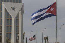 Kubánska a americká vlajka vejú pred budovou amerického veľvyslanectva v kubánskej metropole Havana. FOTO: TASR/AP