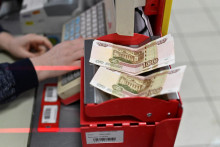 Výmenný kurz dolára voči rubľu by sa mal v tomto roku pohybovať okolo úrovne 100 rubľov za dolár s možnou odchýlkou o približne 20 percent smerom nahor aj nadol. FOTO: REUTERS