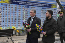 Britský premiér Keir Starmer (vľavo) prichádza s ukrajinským prezidentom Volodymyrom Zelenským (uprostred) položiť veniec k pamätníku padlých ukrajinských vojakov v Kyjeve. FOTO: TASR/AP