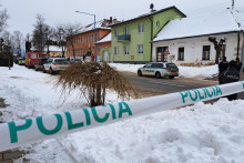 Príslušníci záchranných zložiek zasahujú po útoku nožom na gymnáziu v meste Spišská Stará Ves vo štvrtok 16. januára 2025. FOTO: TASR/Adriána Hudecová