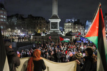 Členovia Palestínskeho mládežníckeho hnutia organizujú zhromaždenie na prejav solidarity s Palestínčanmi v Gaze a pri príležitosti vyhlásenia prímeria. FOTO: Reuters
