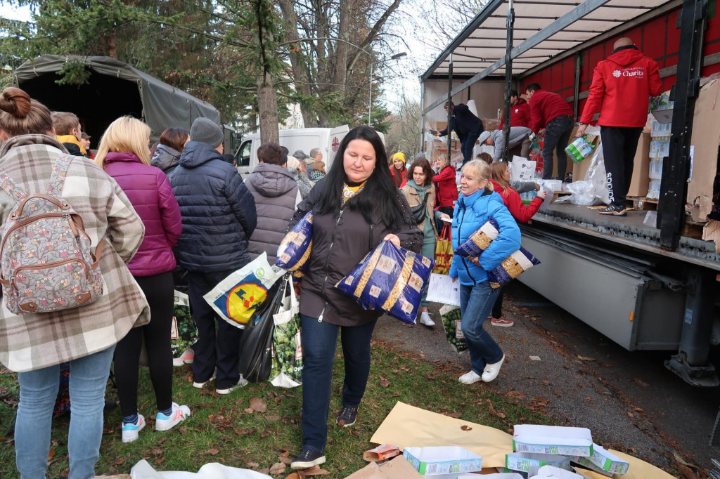 Kamión humanitárnej pomoci z Nemecka v pondelok priviezol do Popradu potraviny, hygienické potreby a ďalší materiál pre odídencov z Ukrajiny. FOTO: TASR/Adriána Hudecová