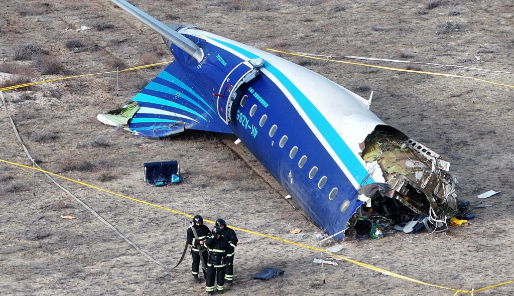 Pohľad z dronu ukazuje núdzových špecialistov pracujúcich na mieste havárie osobného lietadla Azerbaijan Airlines neďaleko mesta Aktau v Kazachstane. FOTO: REUTERS