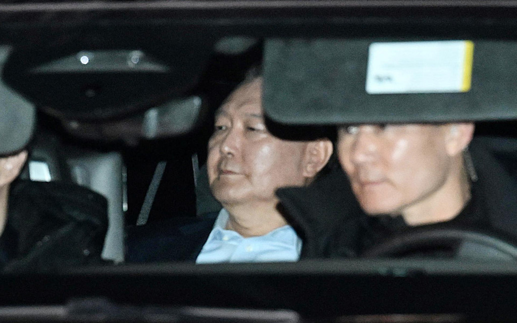 Jun Sok-jol odchádza po jeho zatknutí v Gwacheone v Južnej Kórei do väzenského centra v Soule. FOTO: Reuters