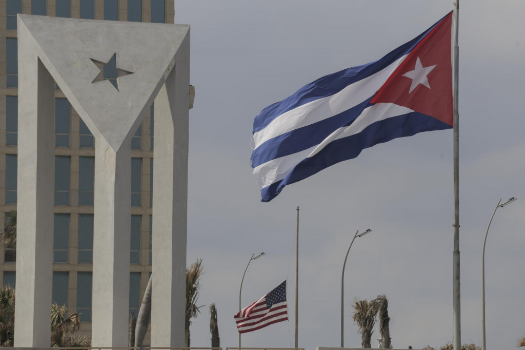 Kubánska a americká vlajka vejú pred budovou amerického veľvyslanectva v kubánskej metropole Havana. FOTO: TASR/AP