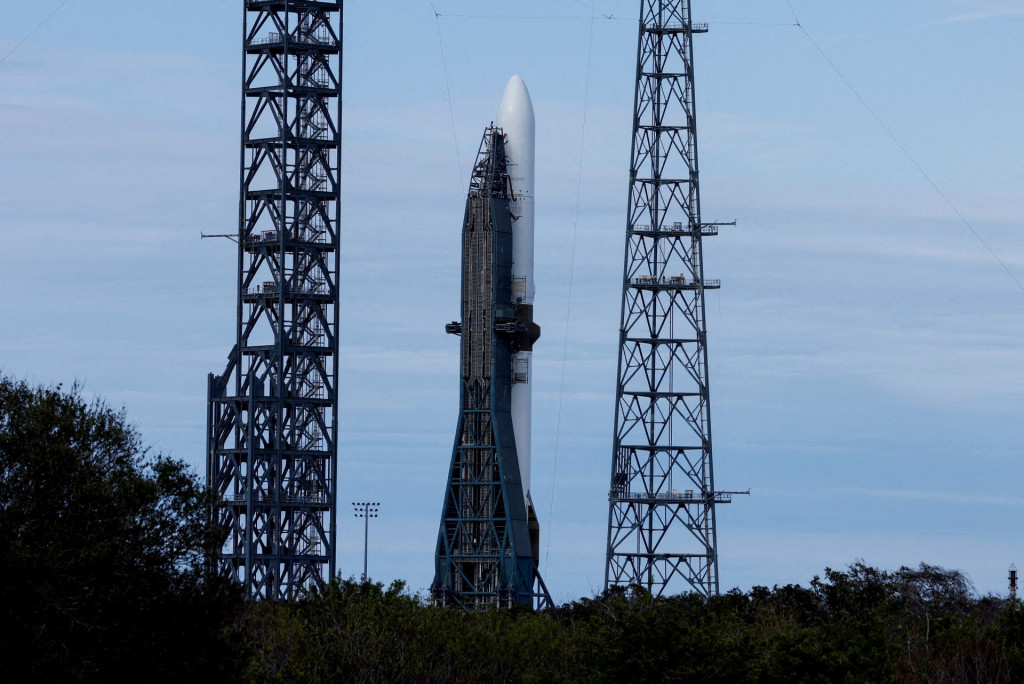 FILE PHOTO: FILE PHOTO: A Blue Origin New Glenn rocket stands ready for its inaugural launch at the Cape Canaveral Space Force Station in Cape Canaveral, Florida, U.S., January 11, 2025. REUTERS/Joe Skipper/File Photo/File Photo FOTO: Joe Skipper