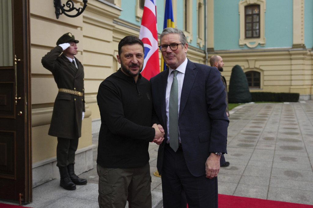 Britský premiér Keir Starmer (vpravo) si podáva ruku s ukrajinským prezidentom Volodymyrom Zelenským pred ich bilaterálnym stretnutím v Kyjeve. FOTO: TASR/AP