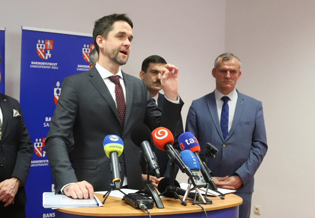 Predseda Banskobystrického samosprávneho kraja Ondrej Lunter počas brífingu na tému: Úložisko jadrového odpadu v Banskobystrickom kraji. FOTO: TASR/Ján Krošlák