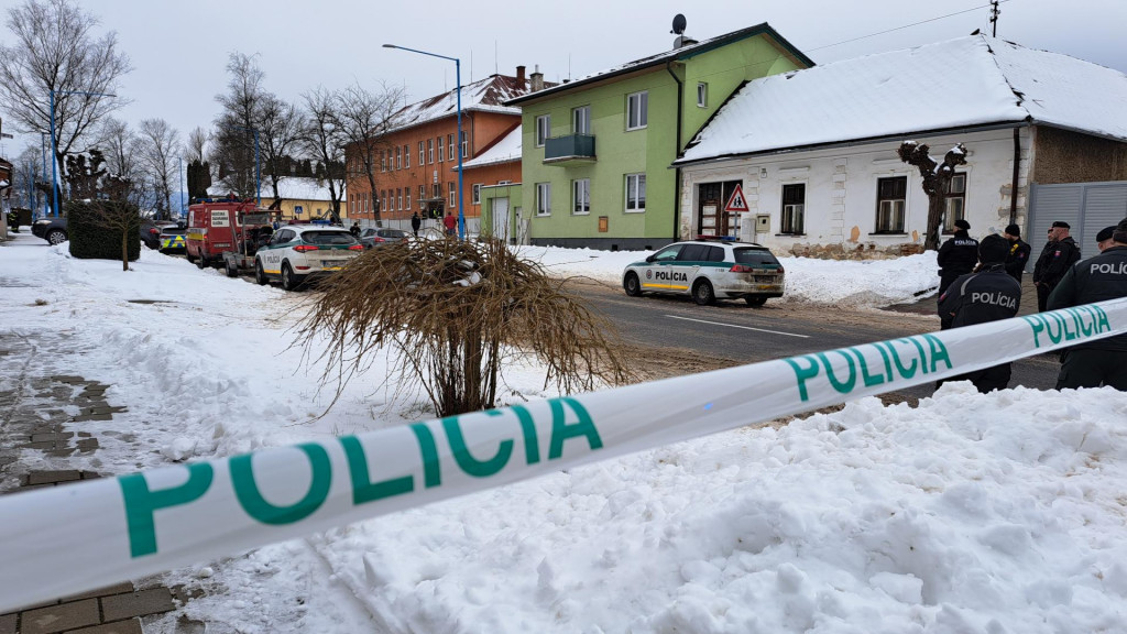 Príslušníci záchranných zložiek zasahujú po útoku nožom na gymnáziu v meste Spišská Stará Ves vo štvrtok 16. januára 2025. FOTO: TASR/Adriána Hudecová