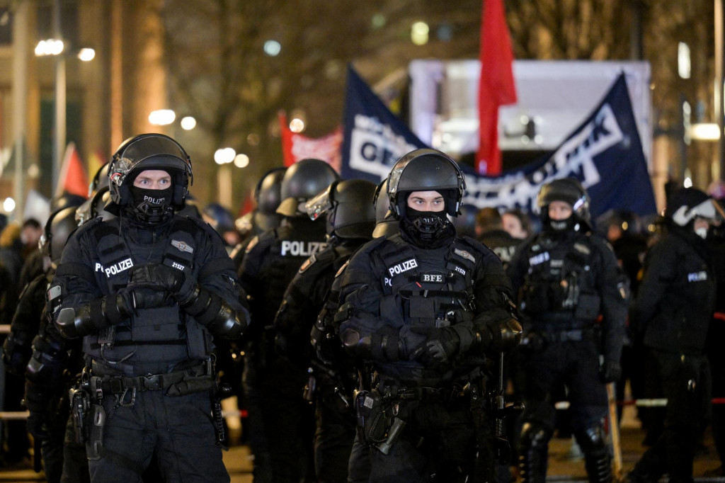 Policajti sa zhromažďujú na proteste ľudí proti schôdzi krajne pravicovej strany Alternatíva pre Nemecko v Hamburgu. FOTO: Reuters