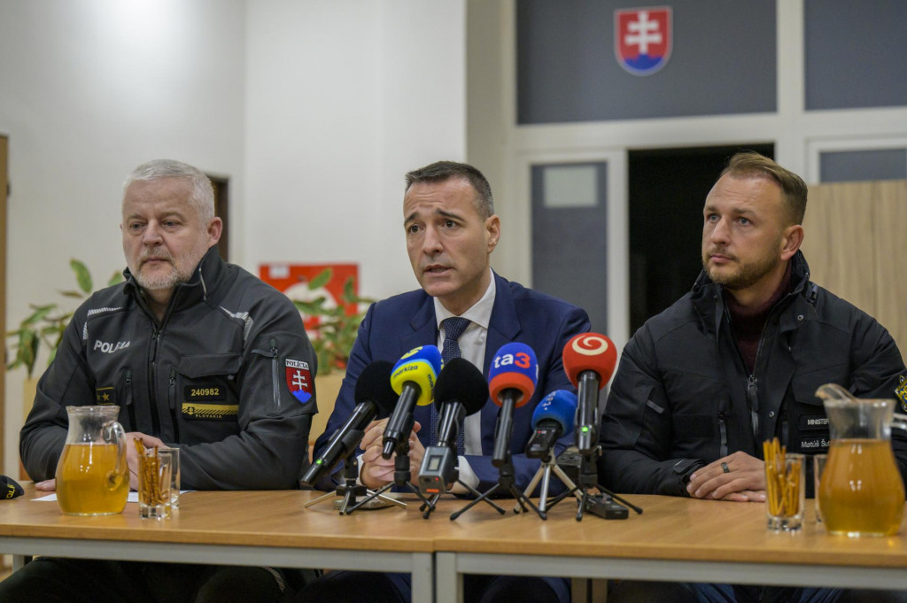 Zľava prezident Policajného zboru Ľubomír Solák, minister školstva, výskumu, vývoja a mládeže Tomáš Drucker a minister vnútra Matúš Šutaj Eštok (obaja HLAS-SD) informujú počas tlačovej konferencie o útoku nožom na gymnáziu v meste Spišská Stará Ves (okres Kežmarok). FOTO: TASR/Veronika Mihaliková