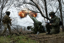 Ukrajinskí vojaci strieľajú z húfnice D-30 smerom k ruským jednotkám v Záporožskej oblasti. FOTO: Reuters