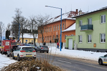 Na snímke príslušníci záchranných zložiek zasahujú po útoku nožom na gymnáziu (oranžová farba) v meste Spišská Stará Ves (okres Kežmarok) vo štvrtok 16. januára 2025. FOTO: TASR/Adriána Hudecová