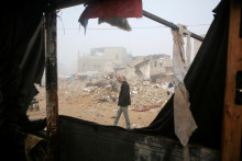 Palestínčan kontroluje poškodenie stanu pre vysídlených ľudí po izraelskom nálete v Chán Júnise v južnom Pásme Gazy. FOTO: Reuters