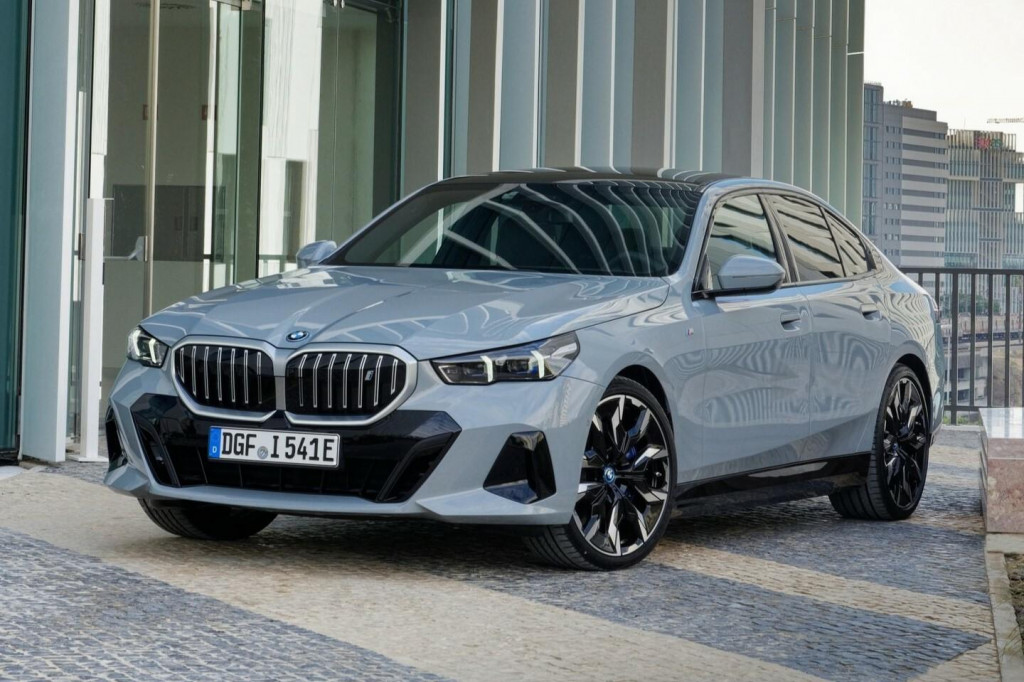 Na snímke BMW radu 5/BMW i5 - Svetové luxusné auto roka 2024. FOTO: Netcarshow.com
