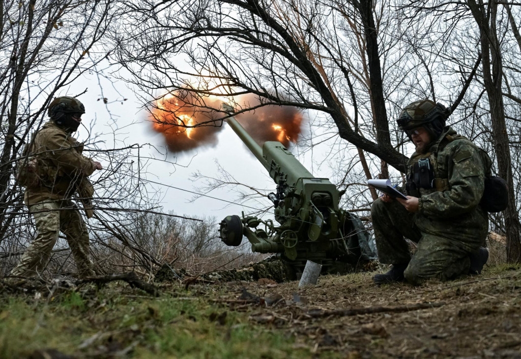 Ukrajinskí vojaci strieľajú z húfnice D-30 smerom k ruským jednotkám v Záporožskej oblasti. FOTO: Reuters