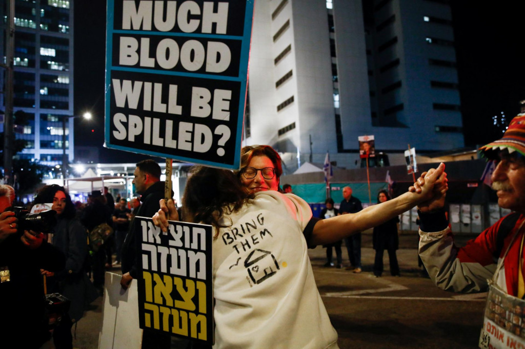Protest pred prímerím medzi Izraelom a Hamasom v Tel Avive. FOTO: Reuters