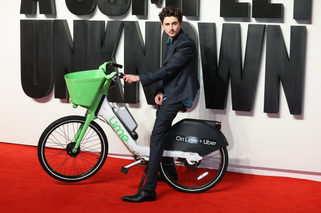 Timothée Chalamet prišiel na premiéru filmu na zdieľanom bicykli