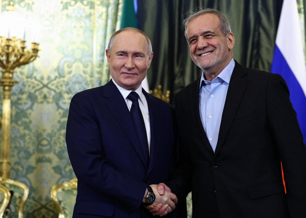 Ruský prezident Vladimir Putin a iránsky prezident Masúd Pezeškján. FOTO: Reuters
