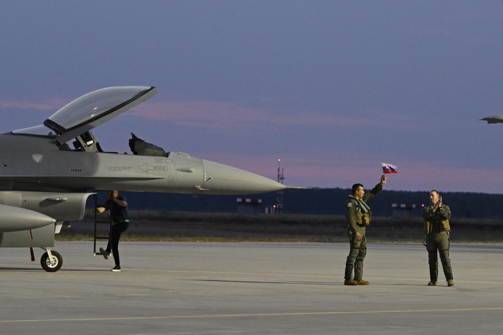 Prílet dvoch stíhačiek F-16 na vojenské letisko Kuchyňa.

FOTO: TASR/Pavel Neubauer