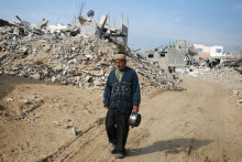 Palestínsky muž prechádza popri troskách budov zničených pri predchádzajúcich izraelských útokoch v Chán Juníse v južnom Pásme Gazy. FOTO: Reuters