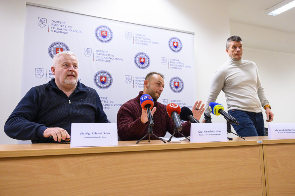 Riaditeľ Úradu inšpekčnej služby Branislav Zurian, minister vnútra Matúš Šutaj Eštok a policajný prezident Ľubomír Solák. FOTO: TASR/Michal Svítok