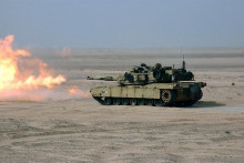 Tank M-A1 Abrams počas nácviku ostrej streľby. FOTO: Wikimedia Commons