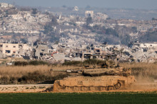 Izraelský tank hliadkuje na izraelskej strane hranice medzi Izraelom a Gazou. FOTO: Reuters