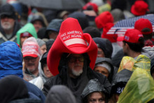 Pred Capital One Arena sa zhromažďujú priaznivci novozvoleného prezidenta USA Donalda Trumpa. FOTO: Reuters