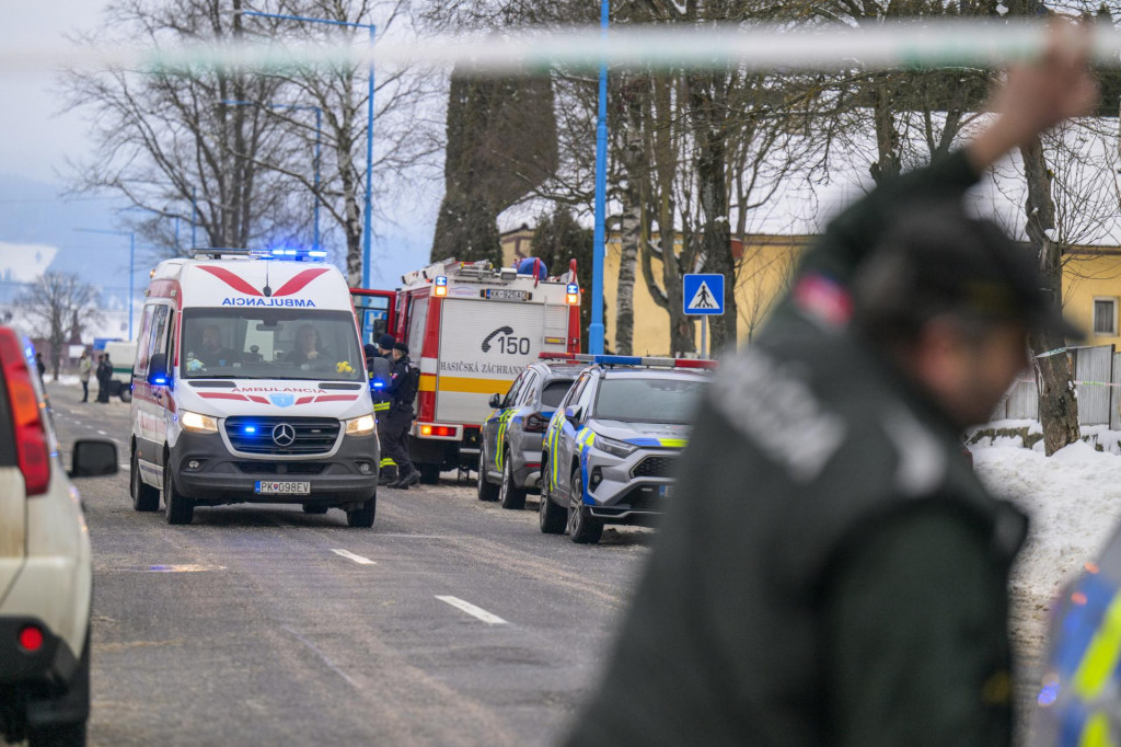Sanitka prichádza k budove gymnázia po útoku nožom v meste Spišská Stará Ves. FOTO: TASR/V. Mihaliková