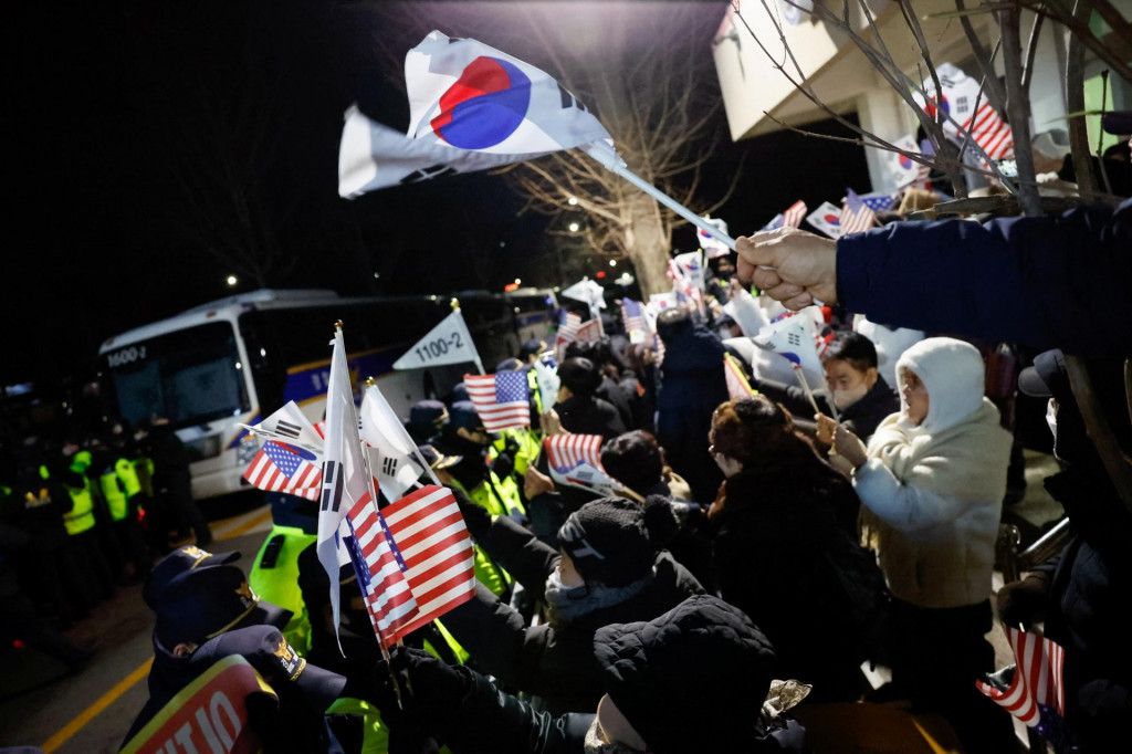 Stúpenci obvineného juhokórejského prezidenta Yoon Suk Yeola sa zúčastňujú na zhromaždení pred väzenským centrom v Soule v Uiwangu. FOTO: Reuters