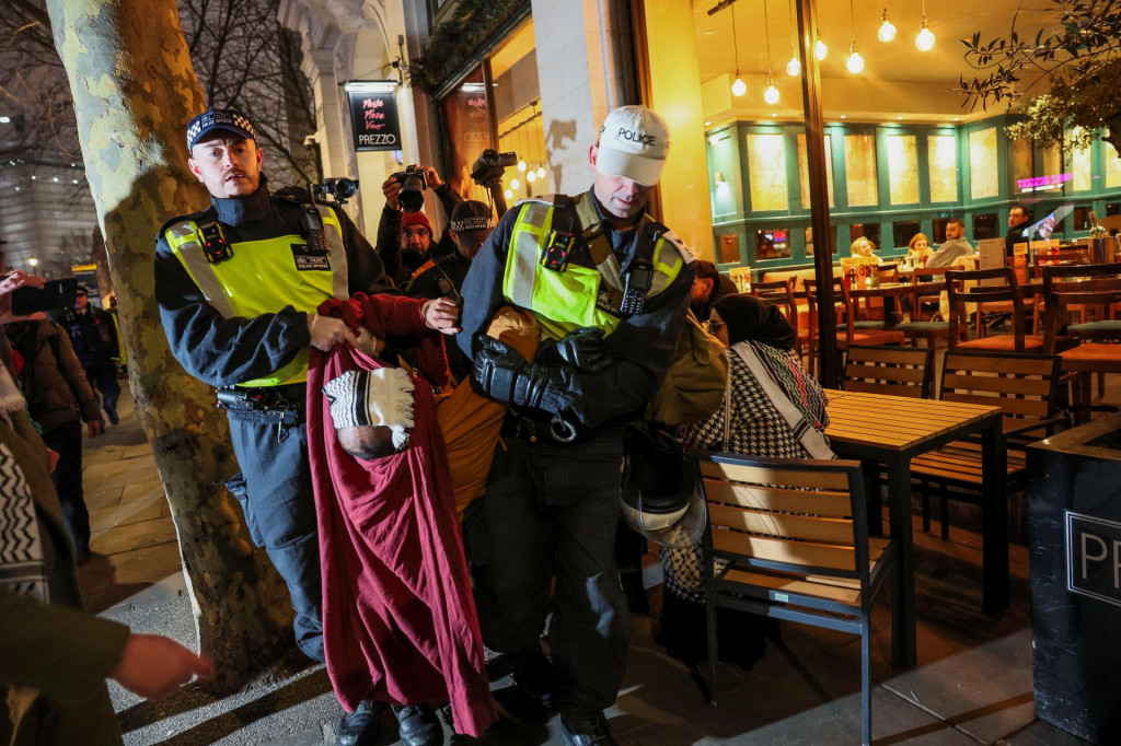 Osoba je zadržan&aacute; počas demon&scaron;tr&aacute;cie na podporu Palest&iacute;nčanov v Gaze v Lond&yacute;ne. FOTO: Reuters