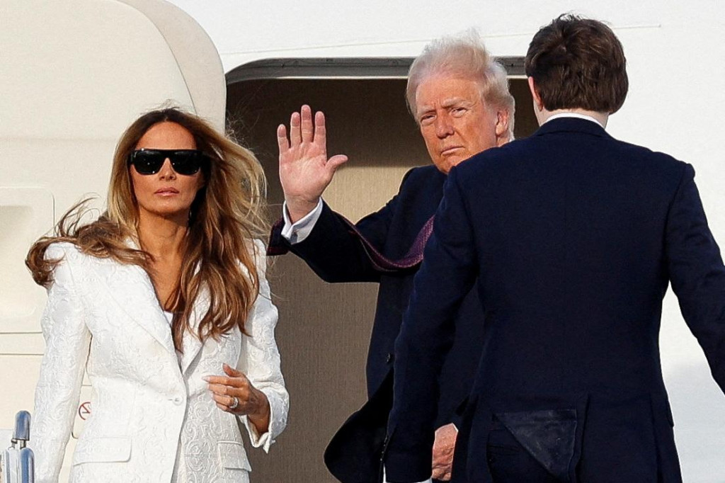 Novozvolený prezident USA Donald Trump, jeho manželka Melania a syn Barron nastupujú do lietadla amerického letectva. FOTO: Reuters